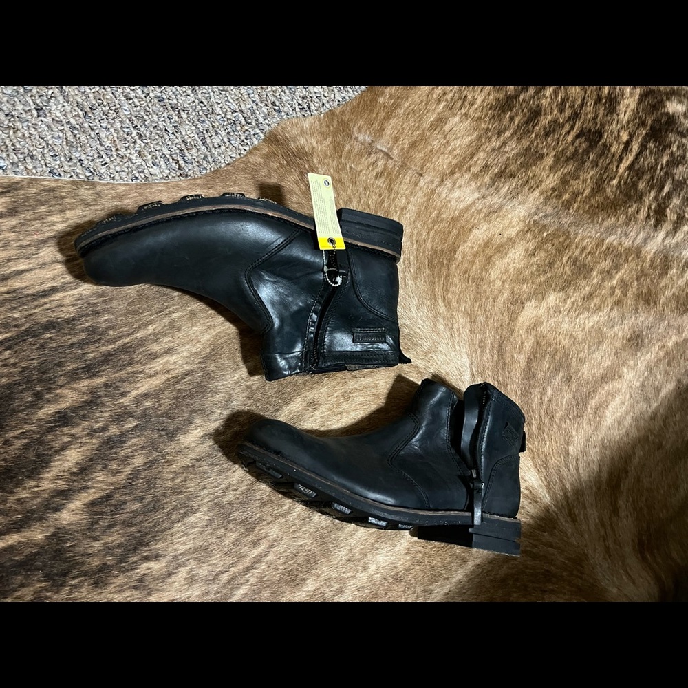NWT Caterpillar Lug Sole Men’s Chelsea Boots